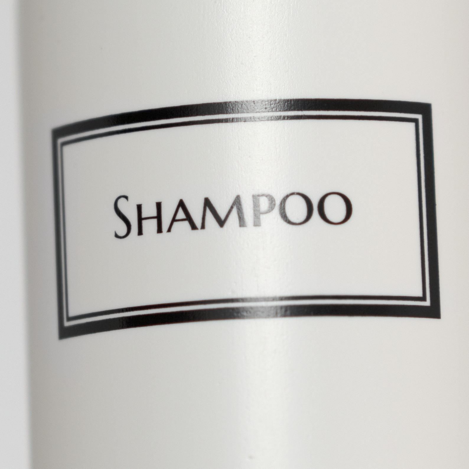 Close-up of direct print on the 16 oz cosmo minimalist shower set
